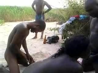 Afrikanen concerning de savanne neuken op de camera