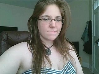 Beamy tiener in glazen masturbeert op webcam