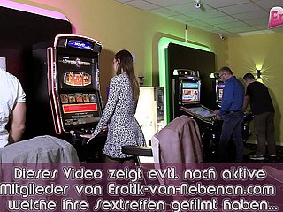 Duitse tiener op openbare knipperen bukkake gangbang surrounding casino