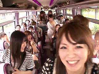 Orgía loca en un autobús en movimiento brush polla chupando y montando putas japonesas