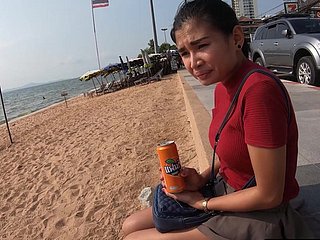 Amateur Thai Tiener Titty neuken close by een tourist house