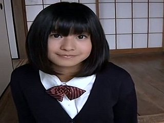 可爱的日本大学小鸡在她的制服看起来性感