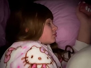 Follada a mi hija mientras dormimos en shivering misma cama