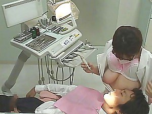 그들이 큰 주전자를 빨아 먹는 동안 polluted 일본의 치과 의사가 그녀의 고객을 떼어냅니다.