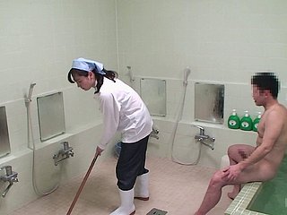 Dampen signora della pulizia giapponese riceve un bel po 'di stile cagnolino