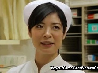 Infirmière asiatique japonaise en acclimate de faire industriousness à ses pacients voyeur