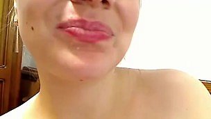 Pop one's clogs geile Hausfrau ermöglicht es ihrem Ehemann, seine Ladung to ihrem offenen Mund auf der Webcam zu schießen