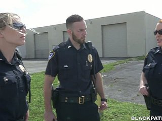 Dua wanita polis leman ditangkap dude hitam dan membuatnya menjilat twats
