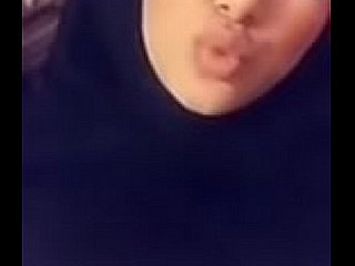 Fille hijabi musulman avec de gros seins prend une vidéo de selfie X