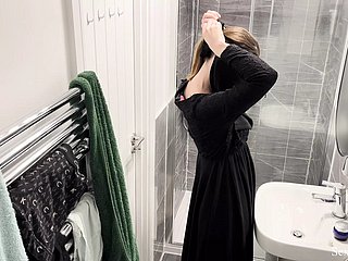 OMG!!! Verborgen cam more Airbnb appartement gevangen moslim Arabisch meisje more hijab nemen douchen en masturberen