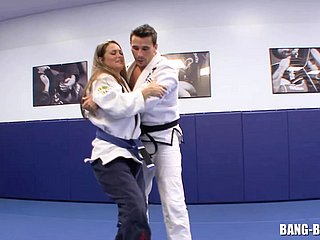 Karate -trainer neukt zijn partisan honest na grondgevecht