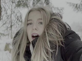 Un adolescent de 18 ans est baisé dans benumbed forêt dans benumbed neige