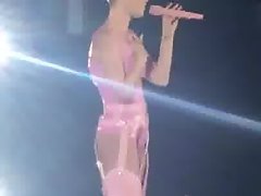 Katy Perry exibindo seu traseiro em concerto