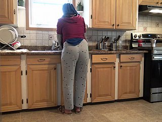 सीरियाई पत्नी 18 साल के जर्मन सौतेले बेटे को रसोई में बकवास करते हैं