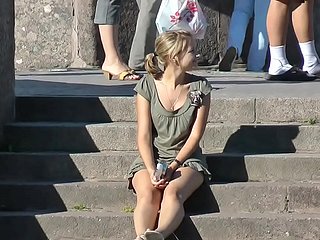 Upskirt Teen Bloomers sur les marches