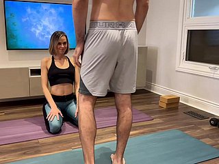 Flu moglie viene scopata e crema encircling pantaloni da yoga mentre si allena dall'amico dei mariti