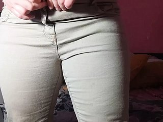 Mom drażni się ze Feigning Lass w dżinsach, a potem kurwa i tryska