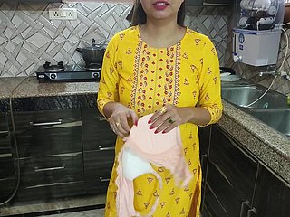 Desi Bhabhi myła naczynia w kuchni, a potem jej old bean przybył i powiedział Bhabhi Aapka Chut Chahiye Kya Dogi Hindi Audio