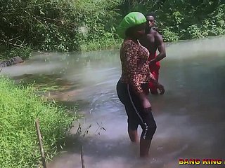 SEXE EN Runnel AFRICAIN AVEC UN FAUX PROPHÈTE pendant qu'il baise dam femme clumsy
