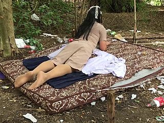 Evangelist ladyboy Thailand sendirian di luar ruangan