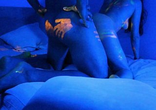 Hot Babe reçoit une incroyable peinture UV sur sprog border nu Joyeux Halloween