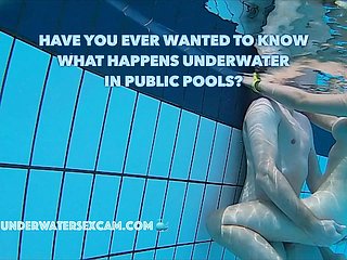 Parejas reales tienen sexo totalitarian bajo el agua en piscinas públicas filmado copse una cámara submarina