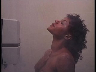 K. Allenamento: glum ragazza nuda sotto aloofness doccia di colore