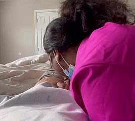 enfermeira milf de ébano curando um grande galo com sexo, eu a encontrei no meetxx. com