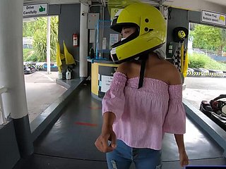 Süße thailändische Amateur-Teenager-Freundin fährt Kart und nimmt es anschließend auf Dusting auf