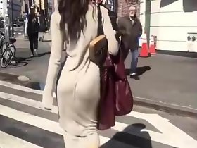 Emily Ratajkowski andando sem calcinha ou com um g-string