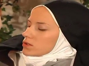 수녀는 성직자로 그녀의 엉덩이를 제공