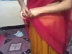 indisches Mädchen Massage mit Öl mit Bruder