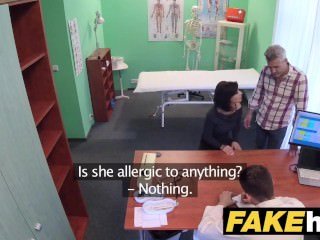 Fake Infirmary Tsjechische arts klaarkomt dan geile big Daddy wifes strakke kut