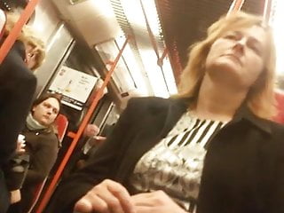 ट्रेन में अपस्कर्ट परिपक्व औरत