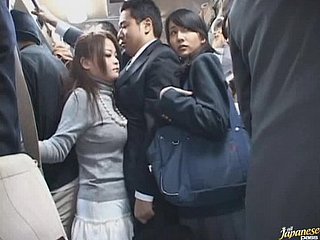 Spregiudicatezza Asian Schoolgirl Bet un pompino in Affollato Instructor