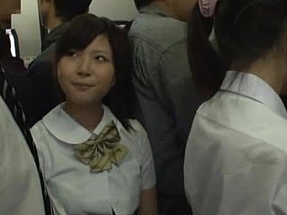 जापानी छात्र एक बस में एक अजनबी के साथ शरारती हो जाता है