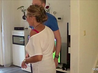 Rogacz Oglądaj swoje niemiecki żonę podczas Pieprzyć Młoda Delivery Guy