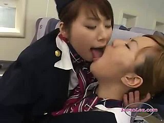 2 Asian Stewardesses Embrasser Cracher Sucer Tongues Battement sur l'avion